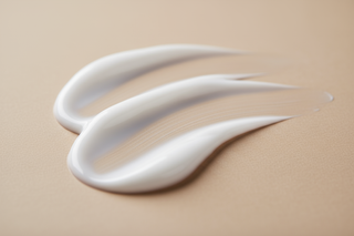 texture crema dal colore bianco su sfondo neutro beige 